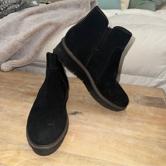 Clark’s black “Airabells” suede platform side zip booties - Picture 2 of 12